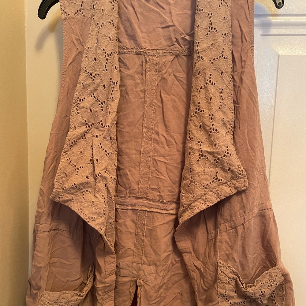 Sleeveless detailed vest